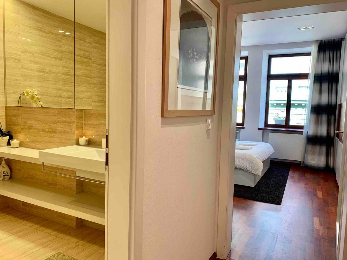 Luxury Apartment In The Center Of Прага Экстерьер фото