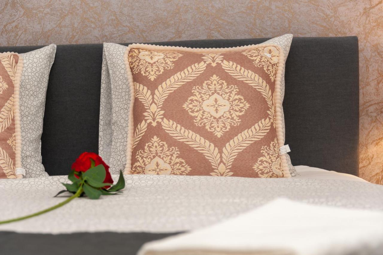 Luxury Apartment In The Center Of Прага Экстерьер фото