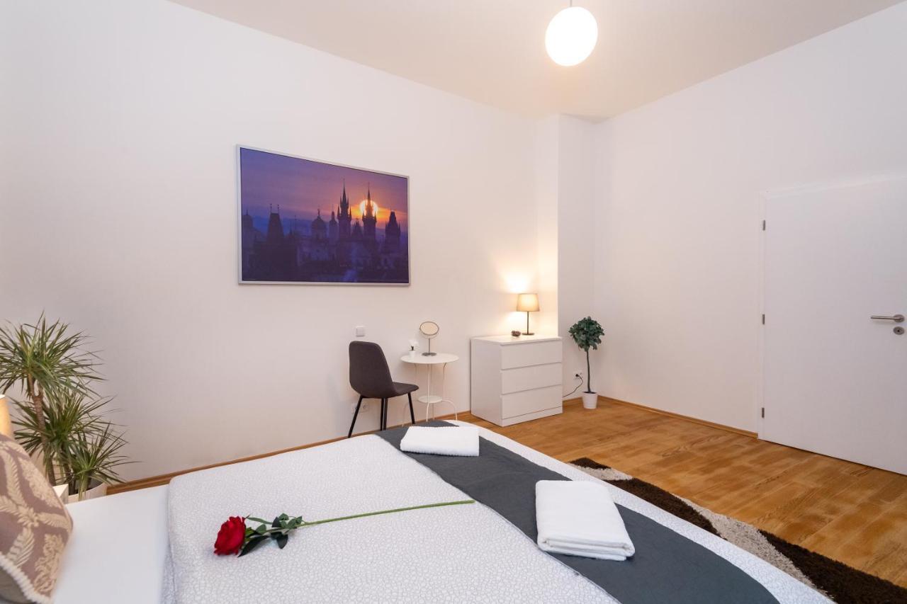 Luxury Apartment In The Center Of Прага Экстерьер фото
